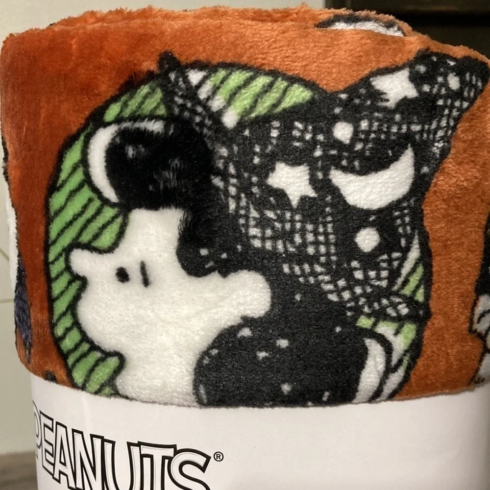 PEANUTS CHARACTERS HALLOWEEN CIRCLES 50 X 70 PLUSH THROW